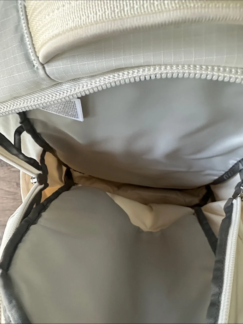 The North Face-Women’s Recon Backpack-Gardenia White/TNF Black